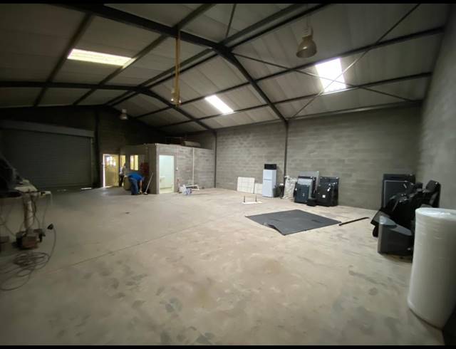 150M² WAREHOUSE TO LET IN STRAND INDUSTRIA